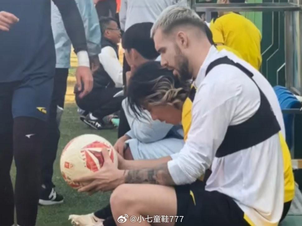 九游体育-即将加盟？网传图片显示原三镇外援图多列正跟随广州豹训练