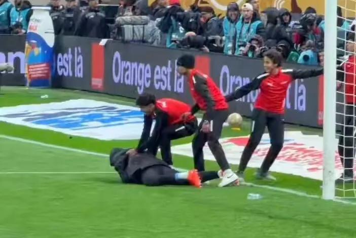 九游体育登陆入口-摩洛哥抢毛巾球员：向所有人真诚道歉，比赛时我情绪过于激动了