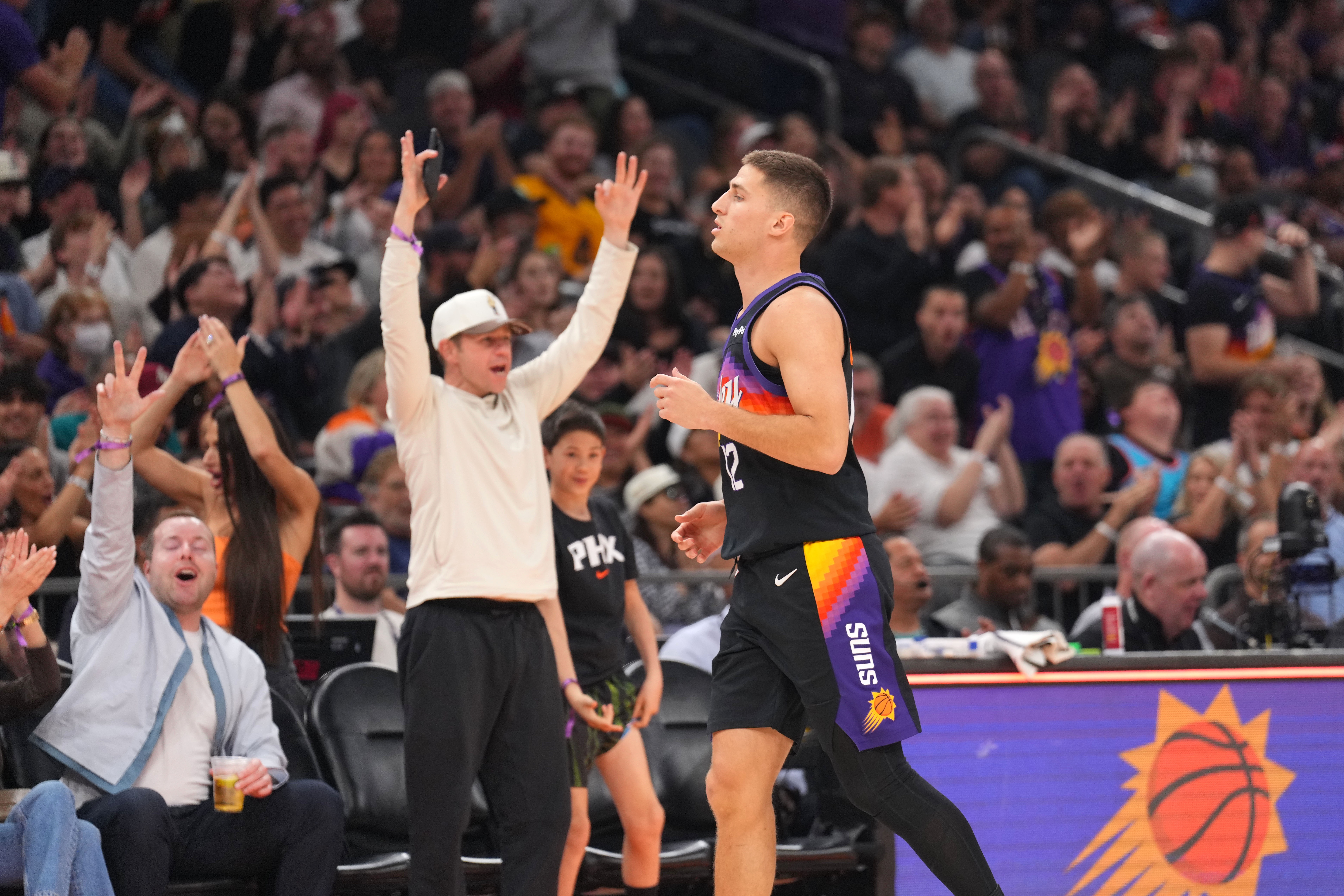 九游体育官网-吉莱斯皮达成单赛季200记三分球！太阳队史第五人！